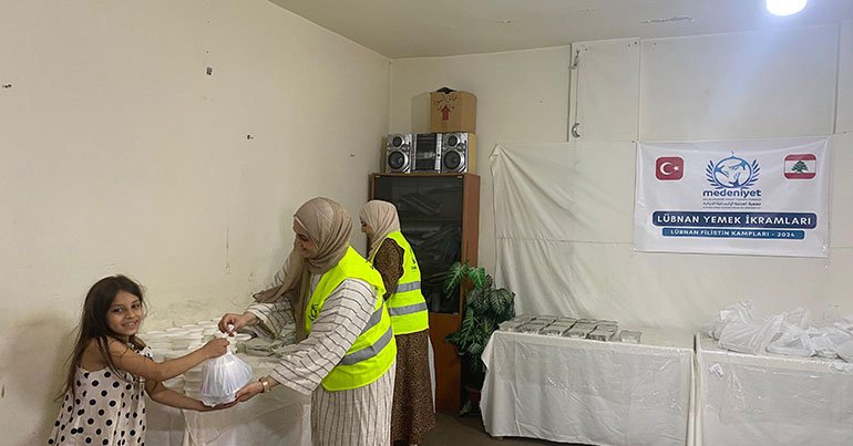 Lübnan’da Saldırıların Gölgesinde Yaşayan Ailelere Sıcak Yemek Dağıtımı